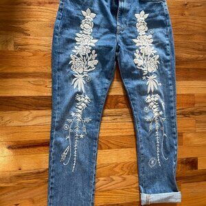 Easy Slim With Floral Embroidery In Ventura - Ventura